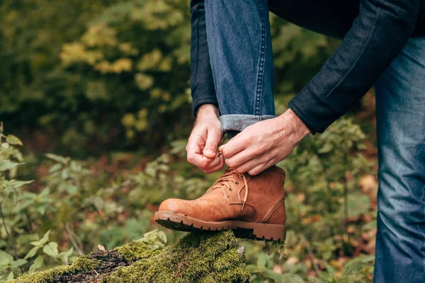 Uomo allacciatura lacci delle scarpe nel parco — Foto Stock