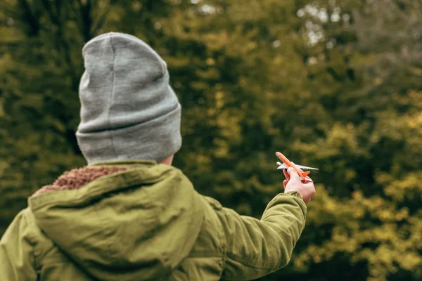 Junge hält Spielzeugflugzeug in der Hand — Stockfoto