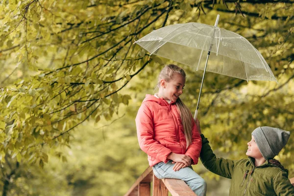 Bambini con ombrellone nel parco — Foto Stock