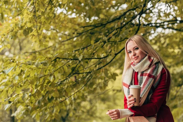 Femme avec tasse en papier dans le parc — Photo