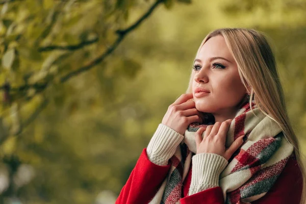 Bella donna nel parco autunnale — Foto Stock