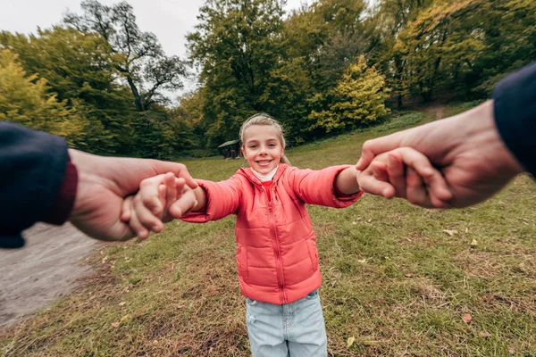 Père et fille s'amuser dans le parc — Photo