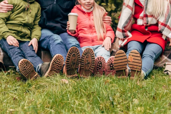 Famiglia con bicchiere di carta nel parco — Foto Stock