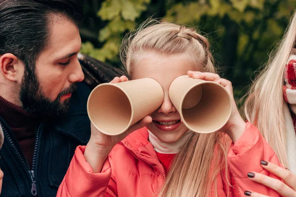 Pais e filha com copos de papel — Fotos gratuitas