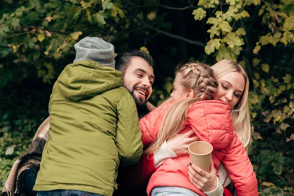 Family hugging in park — Stock Photo, Image