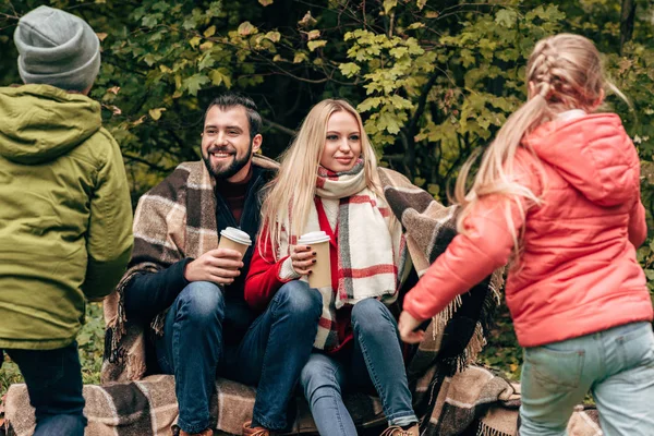 Family with coffee to go in park — Free Stock Photo