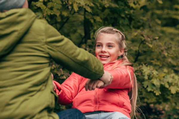 Children holding hands in park — Free Stock Photo