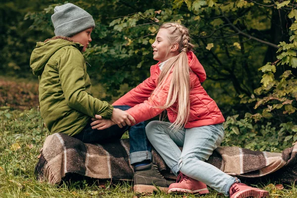 Children holding hands in park — Stock Photo, Image