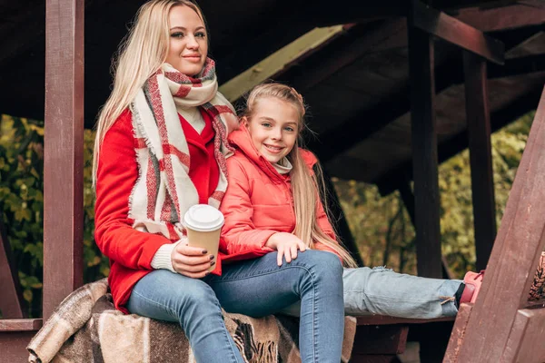 Moeder en dochter met papier beker — Stockfoto