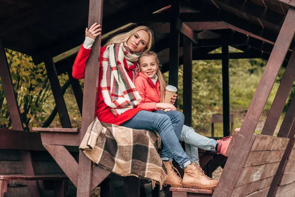 Madre e hija con taza de papel —  Fotos de Stock