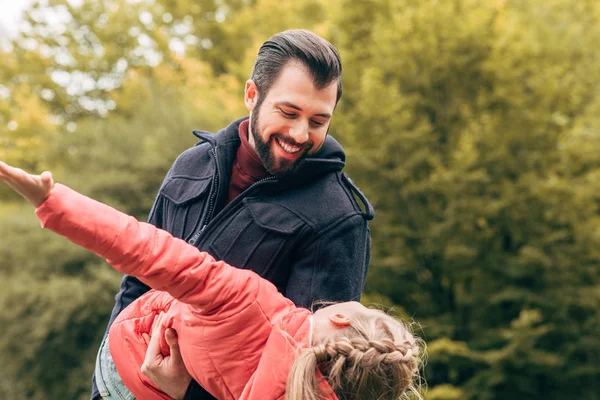 Father and daughter having fun in park — Free Stock Photo