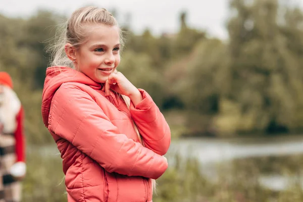 Bambino nel parco autunnale — Foto stock gratuita