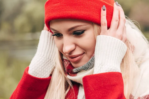 Young woman in red hat — Free Stock Photo