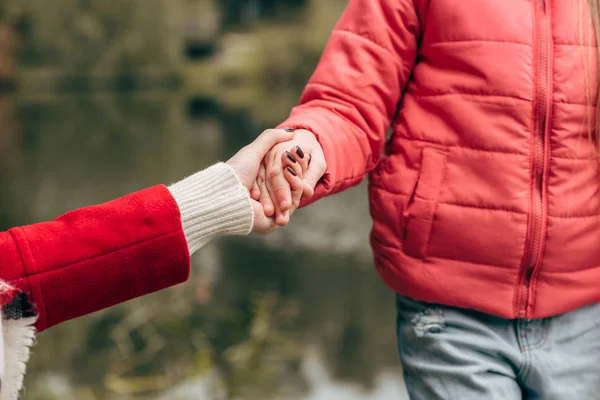 Mother and daughter holding hands — Free Stock Photo