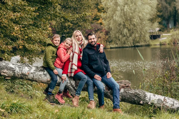 Family near lake in park — Stock Photo, Image