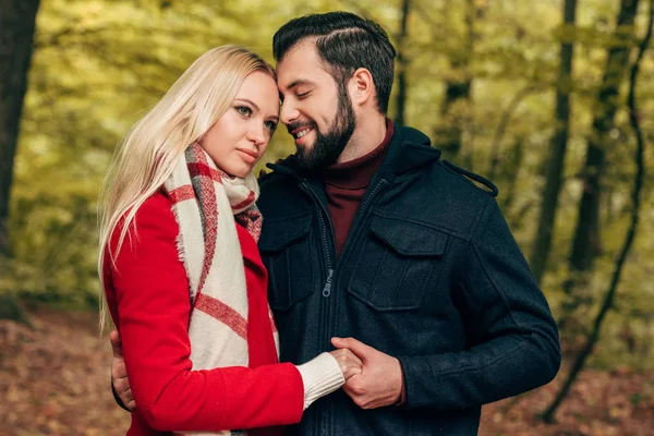 Casal feliz no parque de outono — Fotografia de Stock