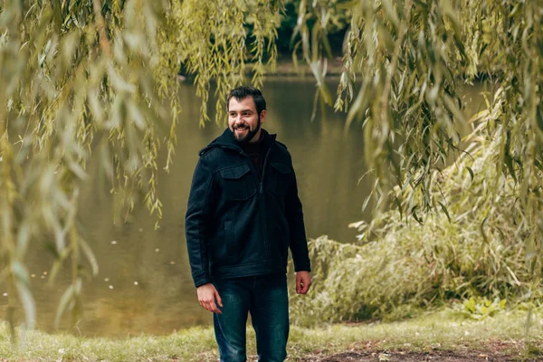 Bonito homem no parque de outono — Fotografia de Stock