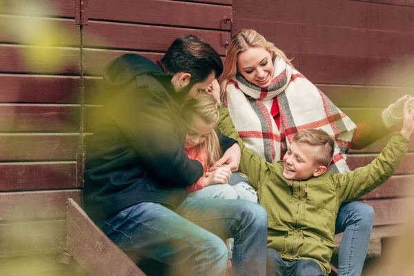 두 아이 들과 함께 행복 한 가족 — 스톡 사진