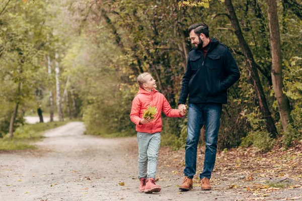 공원을 걷고 있는 아버지와 딸 — 스톡 사진