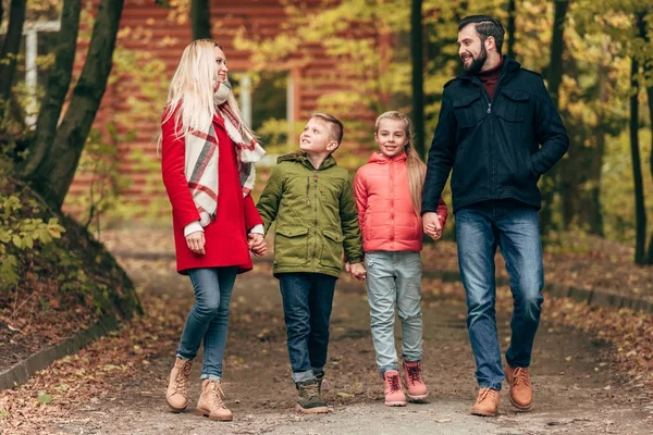 Família caminhando no parque — Fotografia de Stock