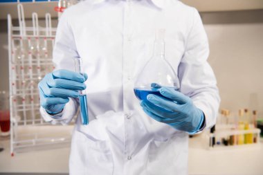 bilim adamı holding test tüpleri