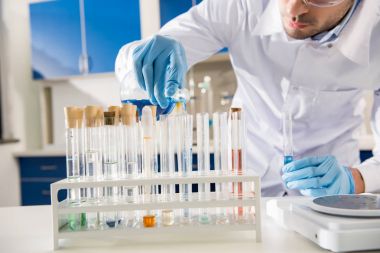 test tüpleri ile çalışan bilim adamı 