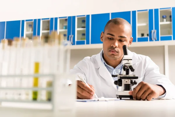 Técnico fazendo análise de microscópio — Fotografia de Stock