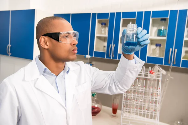 Científico examinando tubo de ensayo — Foto de Stock