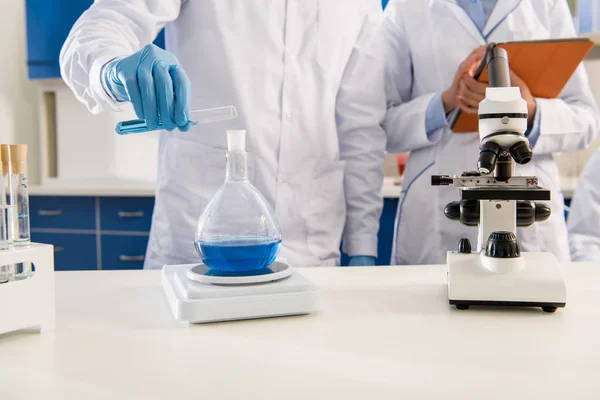 Medical worker working with reagents — Stock Photo, Image