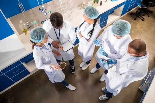 Colegas discutiendo trabajo en laboratorio — Foto de Stock