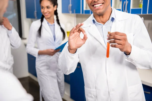 Medical worker holding test tube — Stock Photo, Image