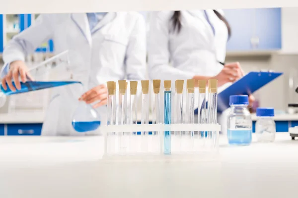Cientistas que trabalham com reagentes — Fotografia de Stock
