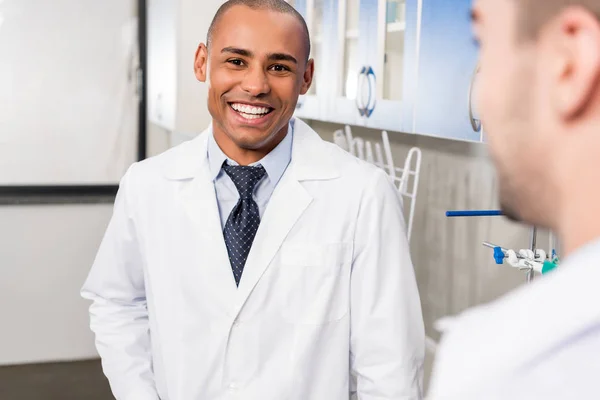 Médico afroamericano en bata de laboratorio — Foto de Stock