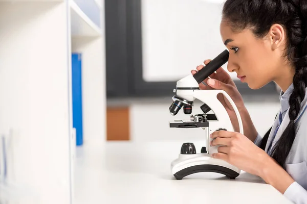 Scientist working with microscope — Stock Photo, Image