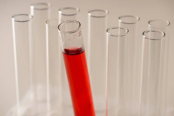 Tubos de ensaio com líquido vermelho — Fotografia de Stock