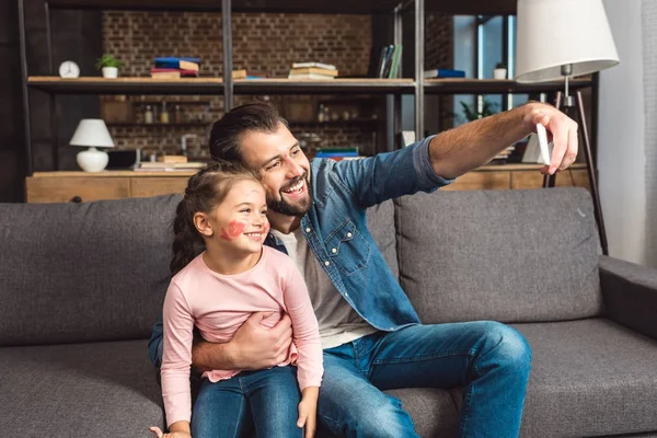 Baba ve kızı alarak selfie — Stok fotoğraf