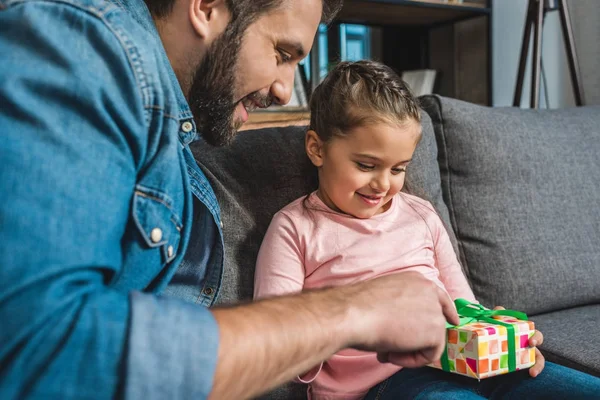 Pai apresentando presente para a filha — Fotografia de Stock