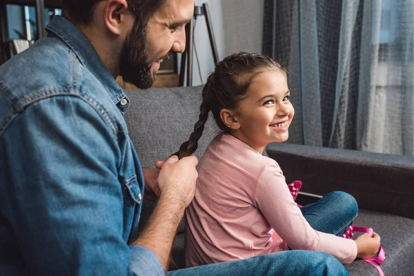 Father making hair braid for daughter — Stock Photo, Image