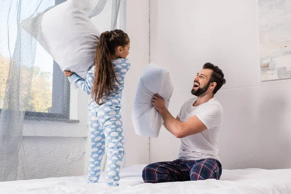 Pelea de almohadas —  Fotos de Stock