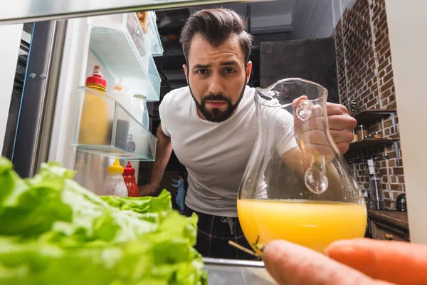 Homme prenant du jus du réfrigérateur — Photo