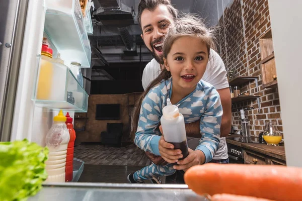 Apa és lánya keres élelmiszer — Stock Fotó
