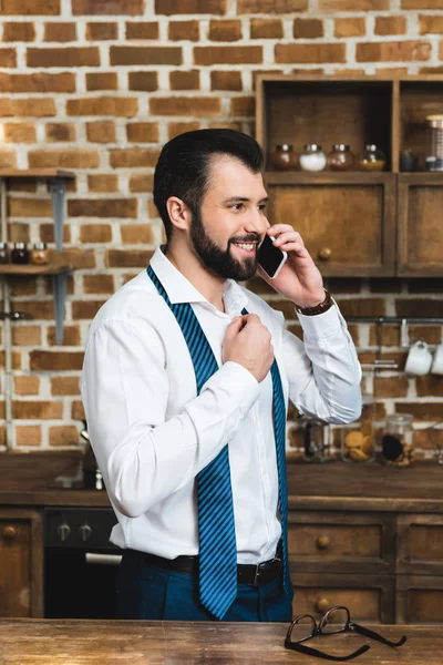 Businessman talking by phone — Free Stock Photo