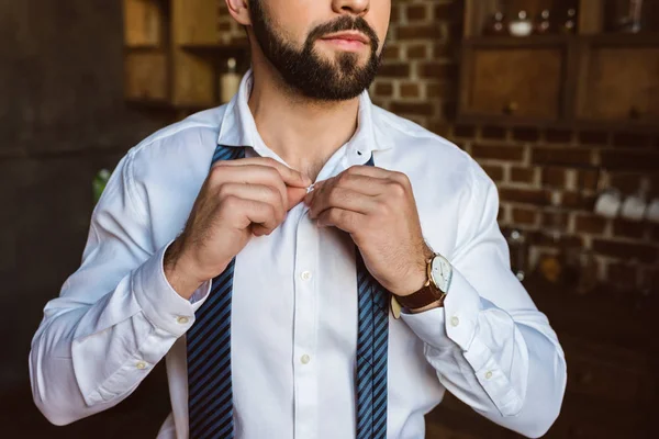 シャツのビジネスマン固定ボタン — ストック写真