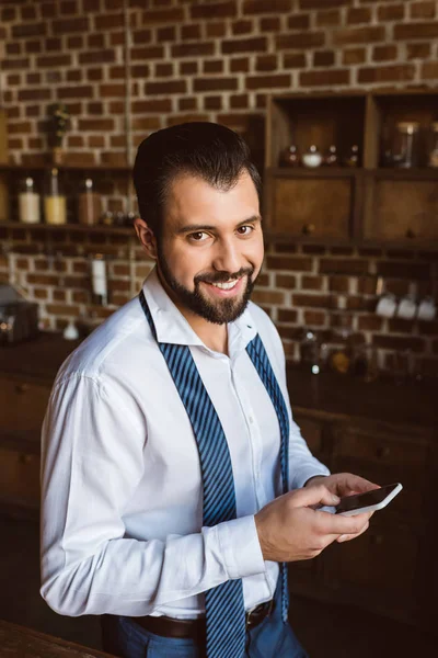 Affärsman med hjälp av smartphone — Stockfoto