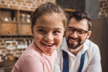 Baba ve kızı mutfak üzerine