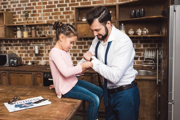 Tochter repariert Manschettenknöpfe für Vater — Stockfoto