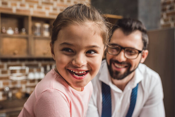 отец и дочь на кухне
