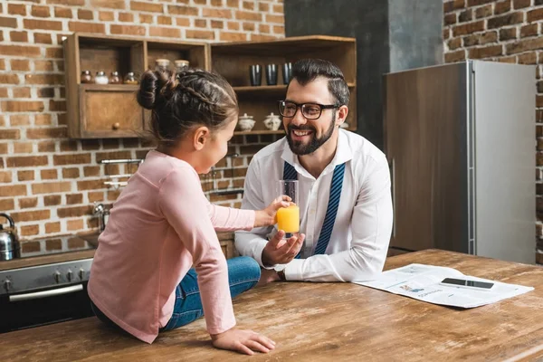 Father giving glass of juice daughter — Stock Photo, Image