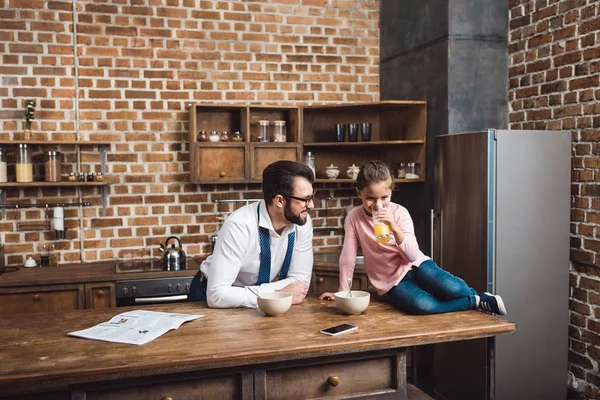 Pai e filha tomando café da manhã — Fotografia de Stock