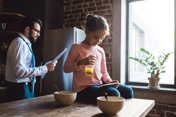 Vater und Tochter am Morgen in der Küche — Stockfoto